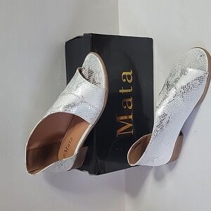 New in box Mata white/silver faux snakeskin cut-out shoes, size 9 1/2